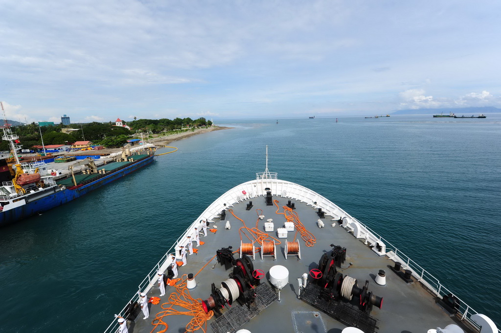 12月21日，中国海军和平方舟医院船驶离东帝汶帝力港，启程回国。新华社发（江山摄）