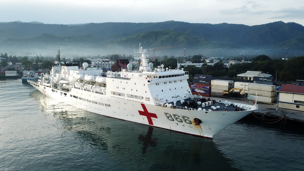 12月21日，中国海军和平方舟医院船即将驶离东帝汶帝力港，启程回国。 新华社发（江山摄）