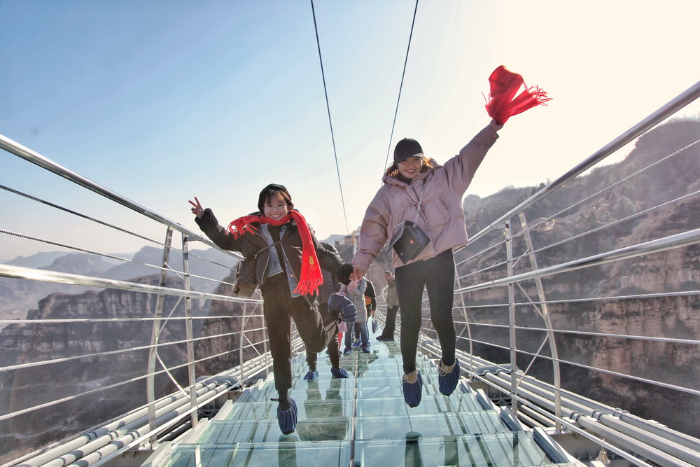 河北平山:全长488米悬跨式玻璃桥正式开放