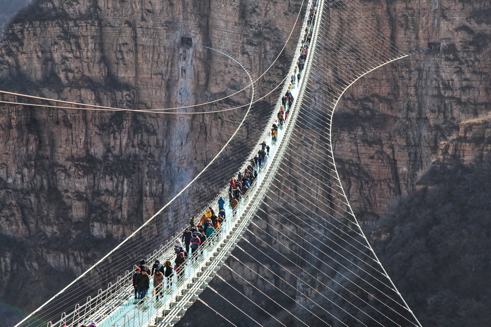 12月24日，游客在紅崖谷景區玻璃橋上行走體驗。
