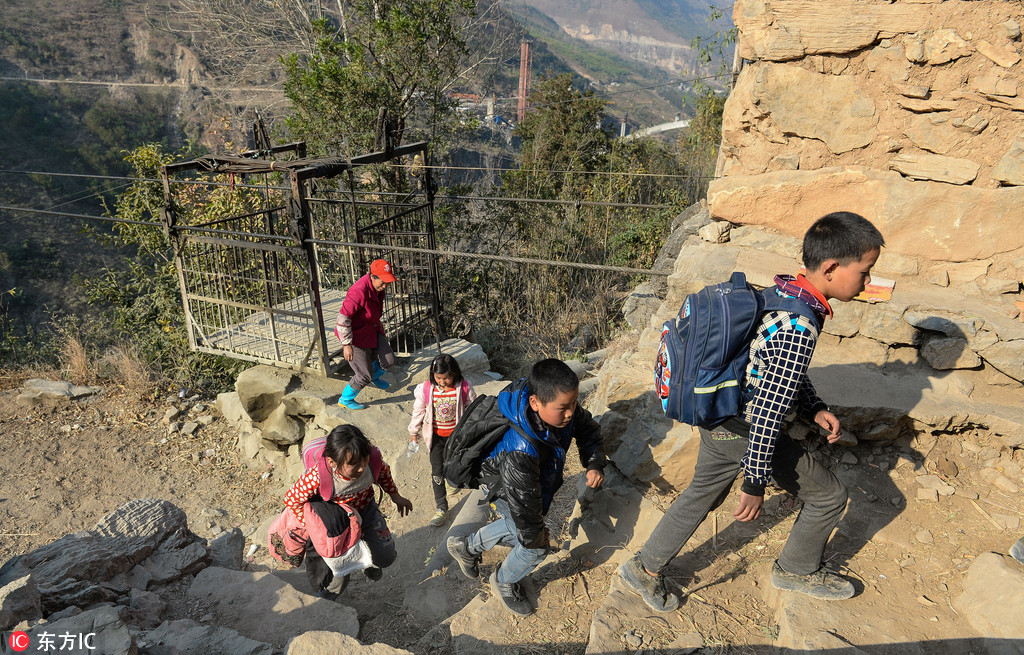 家住鸚哥村葫蘆溪社的小學生每周五放學后都是坐溜索回家。