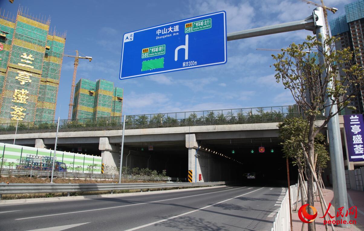 广州高速公路上方惊现"最美空中花园"