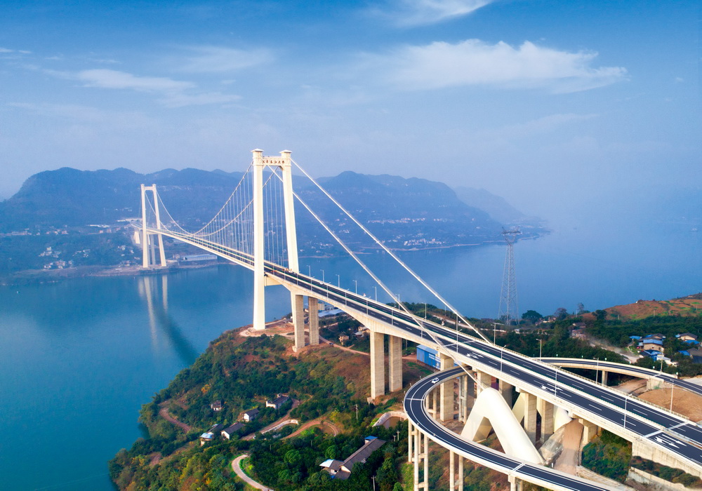 航拍的万利高速公路重庆段的万州驸马长江大桥（资料照片）。