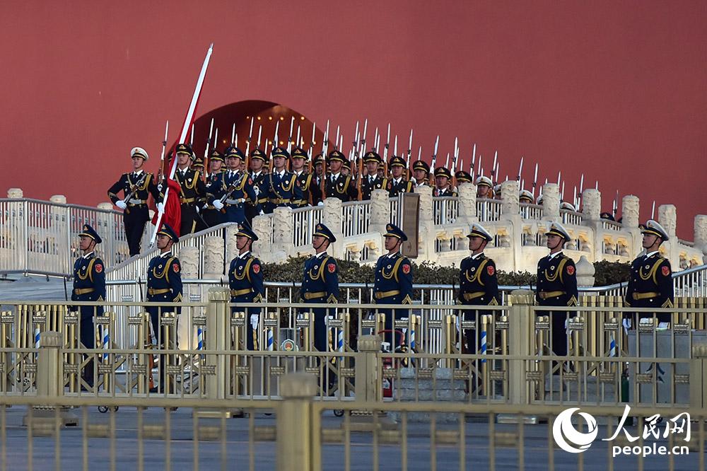 1月1日早上7時36分，天安門廣場迎來新年首場升國旗儀式。這是首次由人民解放軍儀仗隊和軍樂團來執行升旗儀式。（人民網記者 翁奇羽 攝） 