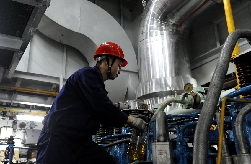 1月1日，“实验3”号机匠长郑庆好在给主机调速器加油。新华社记者 张建松 摄