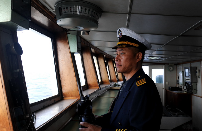 1月1日，“实验3”号船长路正兵在驾驶台瞭望。 新华社记者 张建松 摄