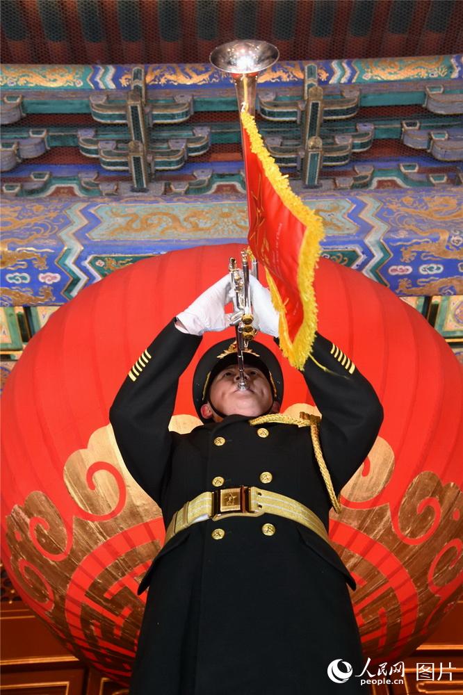 2018年1月1日，礼号手在北京天安门城楼吹响升旗号角。冯凯旋 摄影