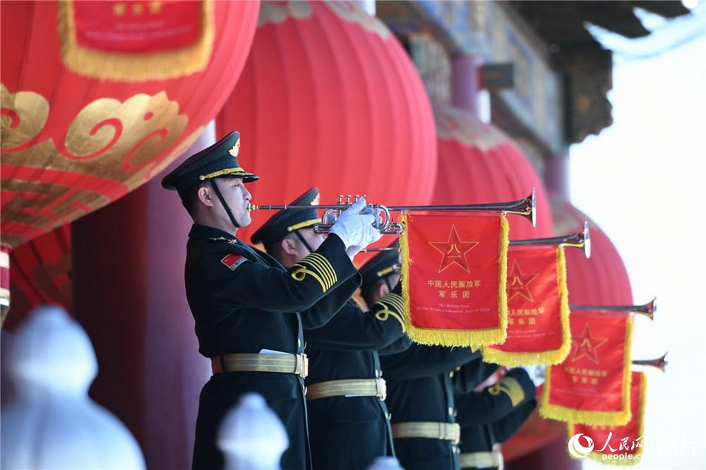 礼号手在北京天安门城楼吹响升旗号角。冯凯旋 摄影