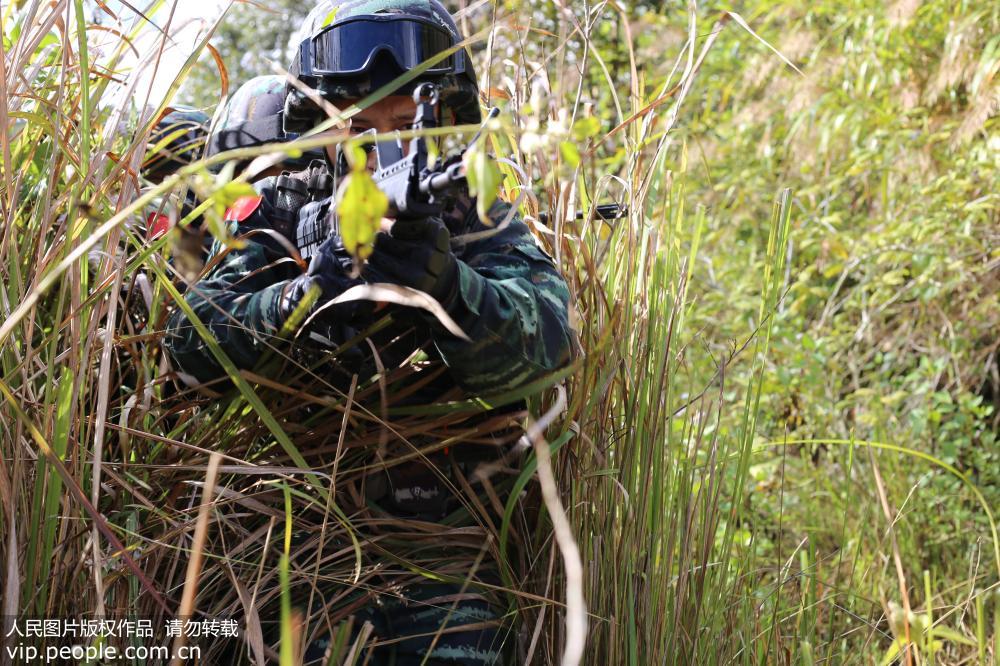 �����ն��侯�ٱ���չ�����״�ҰӪ����