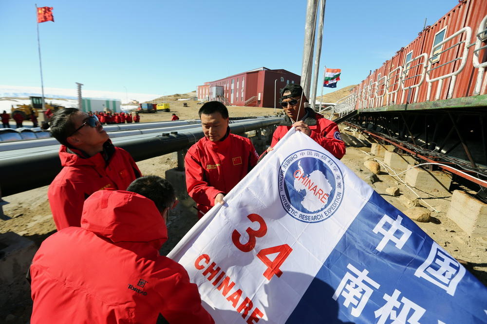 1月4日，中山站越冬隊員在中山站升起中國第34次南極科考隊隊旗。新華社記者 白國龍 攝
