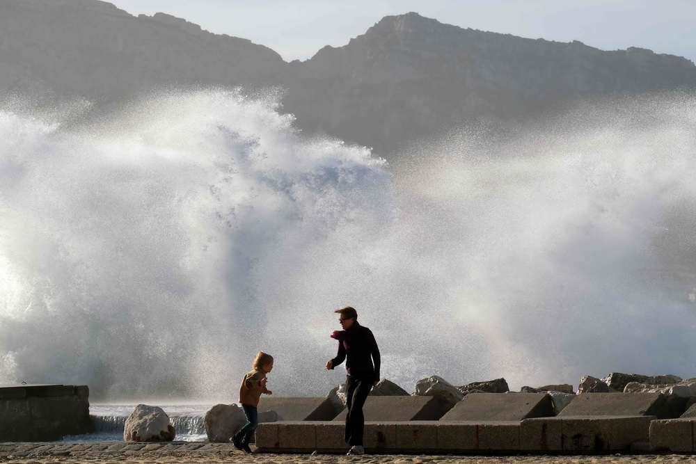 1月4日 ，在法國馬賽，“埃莉諾”風暴掀起巨浪。