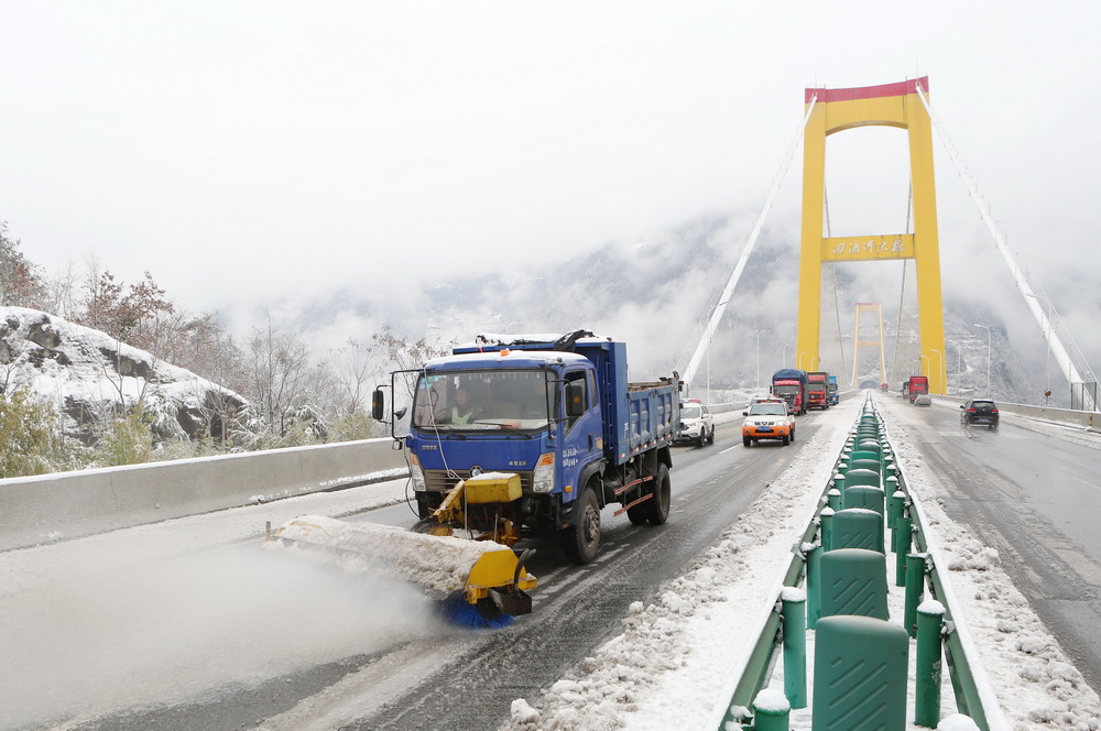 1月4日，高速公路掃雪車在滬渝高速湖北恩施段進行掃雪作業。 新華社發（祝巍 攝）