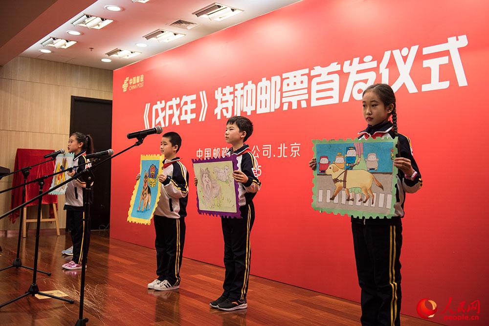 北京甘露园小学“青少年主题邮局”的小学生展示他们为此次活动特别设计的邮票。