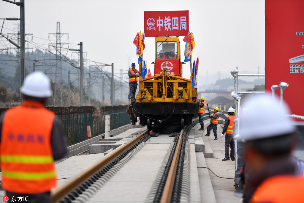 “世界首條山區高鐵”開始鋪軌 機器、工人協同作戰每天鋪6公裡