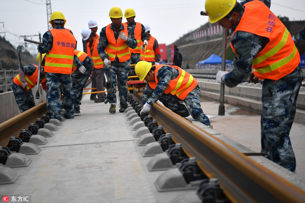 “世界首條山區高鐵”開始鋪軌 機器、工人協同作戰每天鋪6公裡【3】