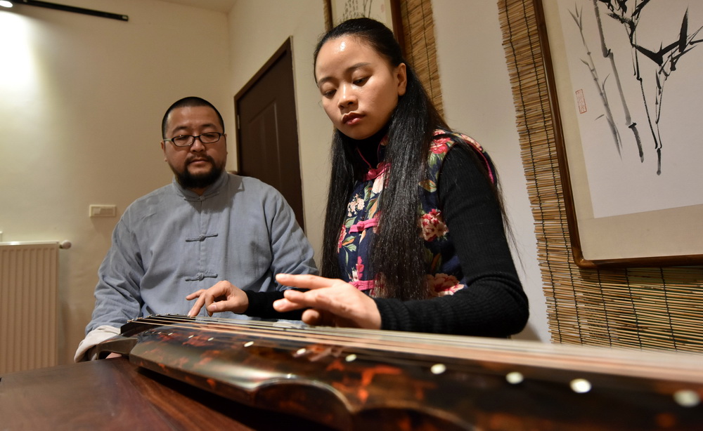 1��7�գ��������������Ӹ����Ե�һ�Ÿո������õĹ��١�