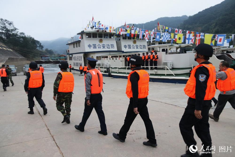 圖1 2017年12月26日晨，在雲南西雙版納關累港舉行的第65次中老緬泰4國聯合巡邏執法出發式。