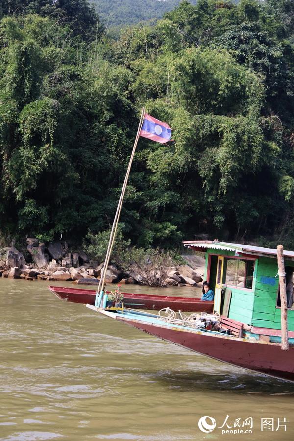 圖4 老撾船民都在船頭擺放鮮花綠植，祈盼湄公河水運平安。