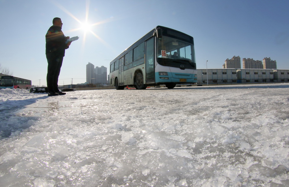 1月12日，在山东烟台孙家滩公交场站，工作人员考核驾驶员冰雪路面驾驶技能。  