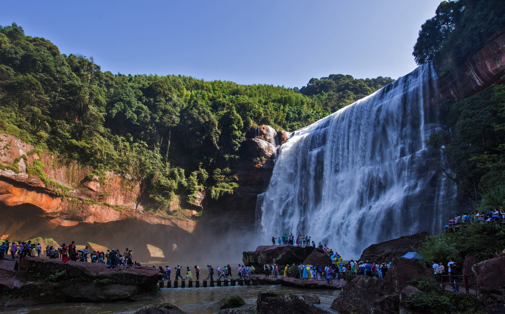 游客在赤水市大瀑布4A级景区游览（2016年10月摄）。新华社发