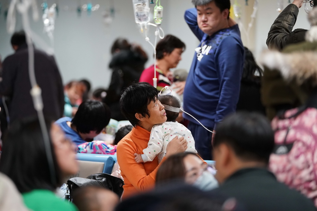 一名家长在北京儿童医院陪同患儿输液（1月10日摄）。新华社记者 张玉薇 摄