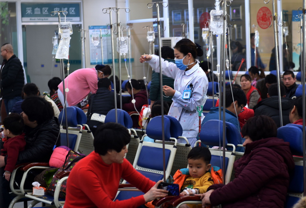1月15日，患者在青岛市妇女儿童医院输液。新华社记者 李紫恒 摄