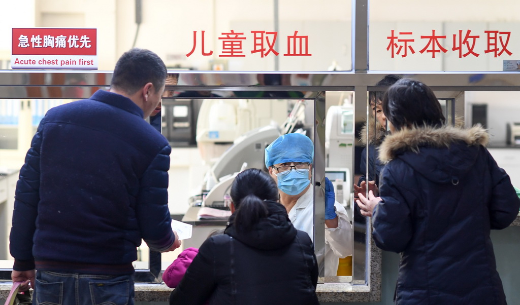 在天津市海河医院，患儿在儿童专用窗口取血化验（1月12日摄）。新华社记者白禹摄