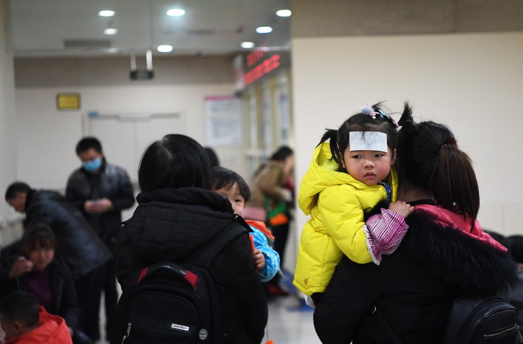 患儿和家长在重庆医科大学附属儿童医院候诊（1月10日摄）。 新华社记者王全超摄