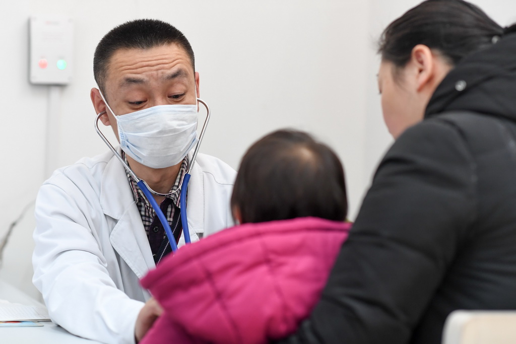 在天津市海河医院，天津市儿童医院专家为患儿诊疗（1月12日摄）。 新华社记者白禹摄