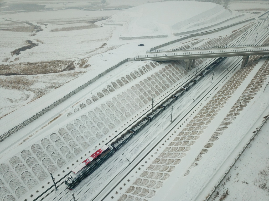 1月16日，中国铁建二十二局的轨道作业车行驶在哈牡高铁上。 新华社记者 邢广利摄