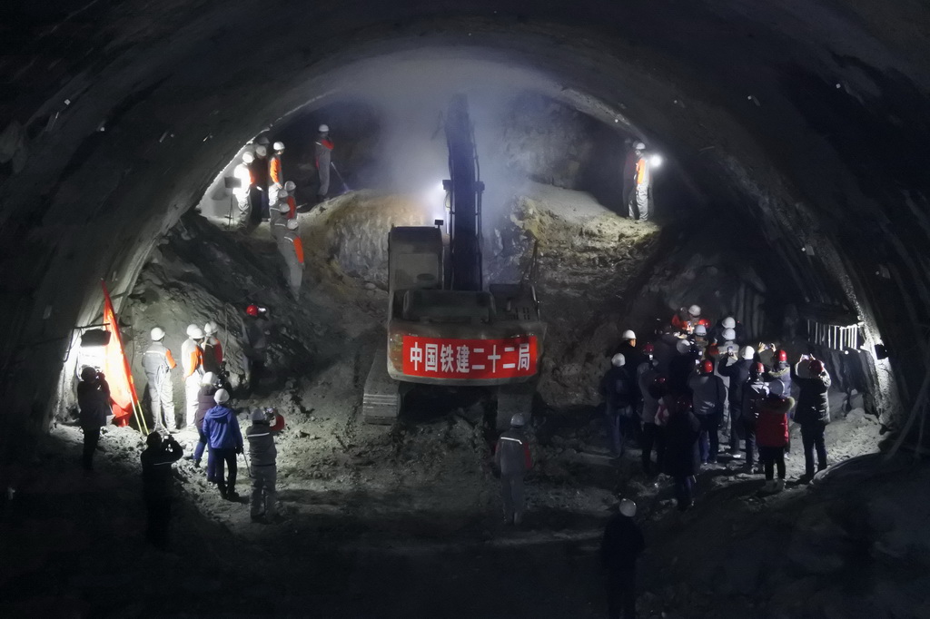 1月16日，在爱民隧道建设现场，大型设备在进行贯通施工作业。 新华社发（张春祥 摄）