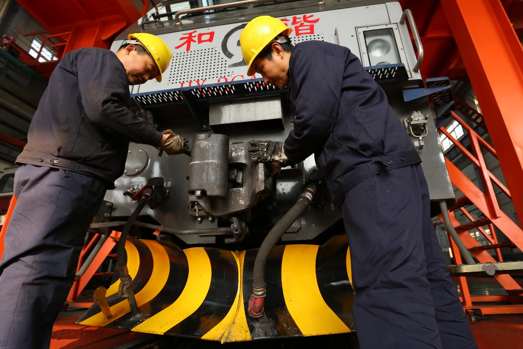 1月16日，檢修人員對機車連接系統進行檢修。新華社發（楊東 攝）