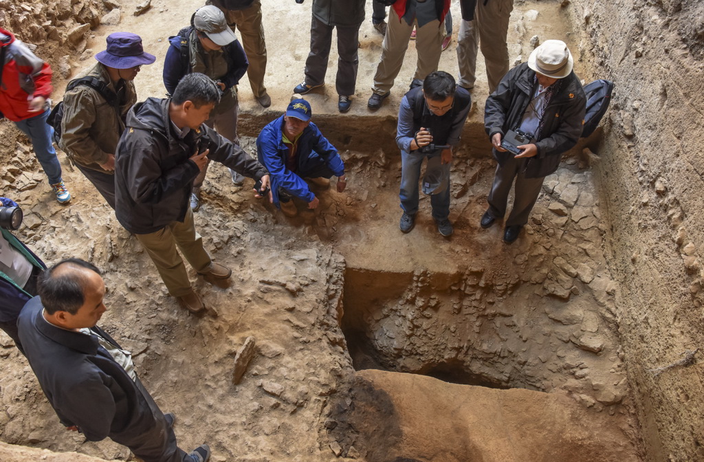 專家們在新疆吉木乃縣通天洞遺址現場考察論証（2017年8月16日攝）。