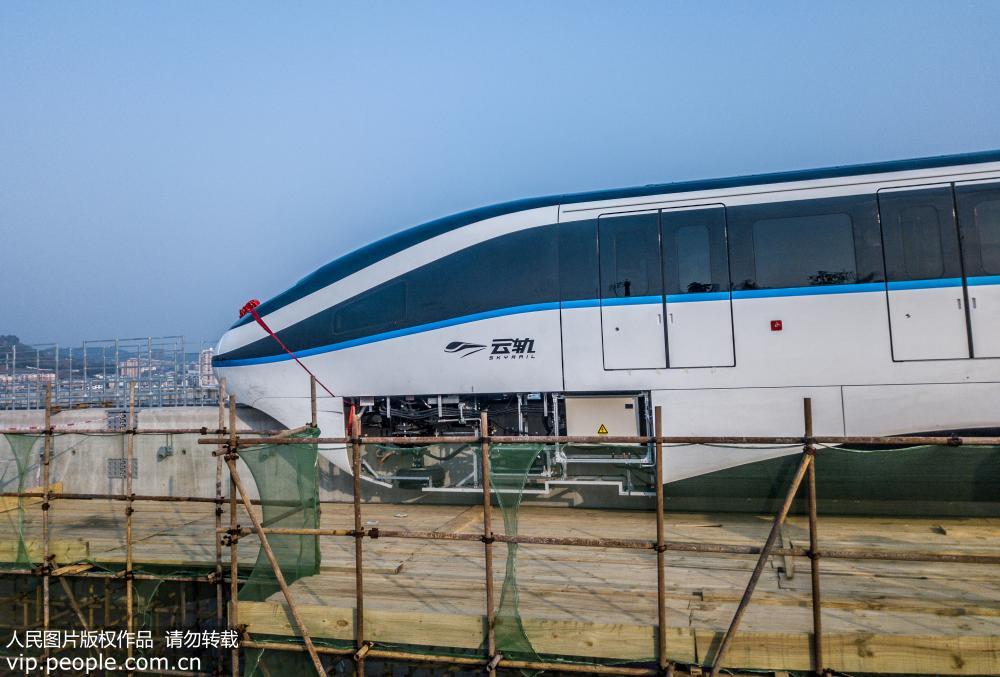 四川廣安：西南地區首條雲軌列車車廂吊裝上線即將運行【2】