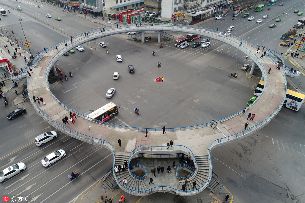西安市第一座环形人行天桥将于19日拆除 市民赶来与天桥合影