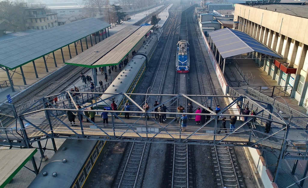 1月18日，旅客進入唐山南站准備乘火車前往古冶站。新華社記者楊世堯攝
