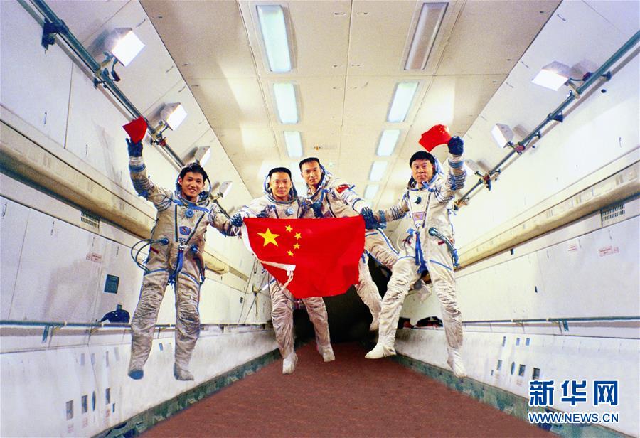 1999年7月26日，航天員潘佔春、李慶龍、費俊龍、劉旺（從左至右）在俄羅斯進行失重飛機訓練。