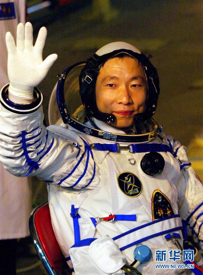 2003年10月15日，執行中國首次載人航天飛行任務的航天員楊利偉出發登艙前揮手致意。