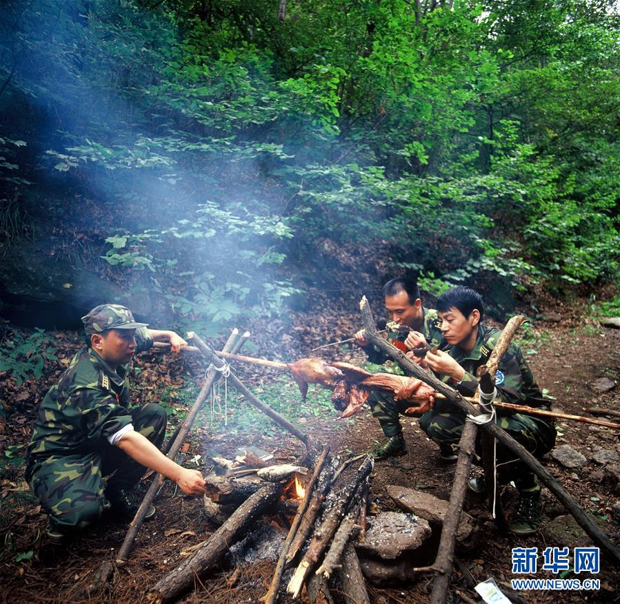 2006年9月16日，航天員費俊龍（中）在遼寧進行叢林野外生存訓練。