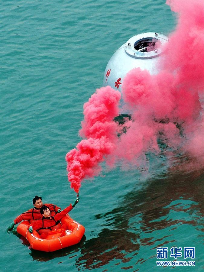 2006年12月26日，航天員景海鵬（前）、吳杰進行水上出艙訓練。