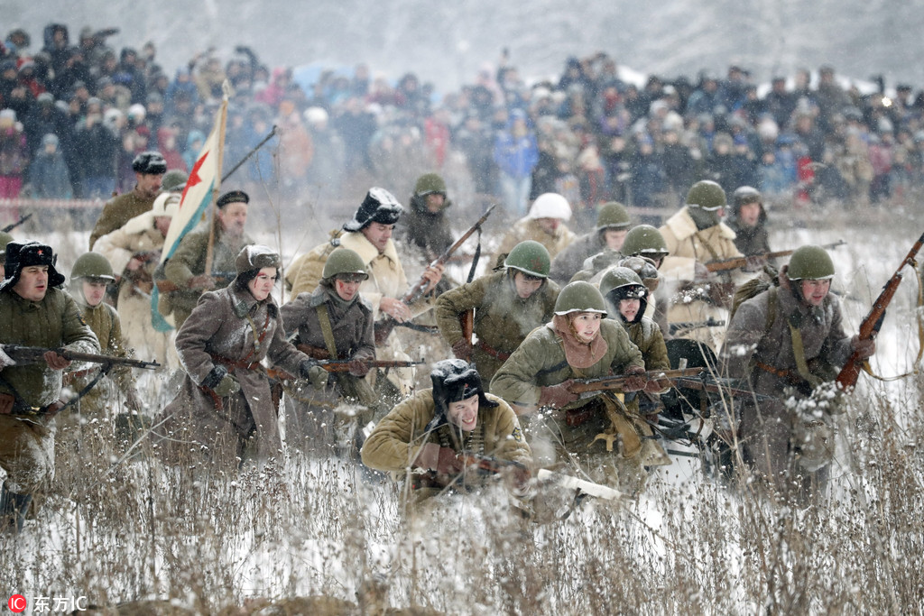 俄民眾紀念二戰大反攻75周年 雪地重演戰時槍林彈雨