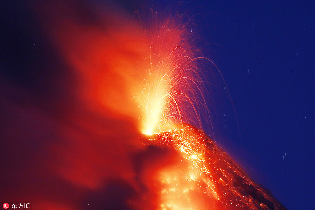 菲律宾马荣火山持续喷发 岩浆喷射场面震撼【2】