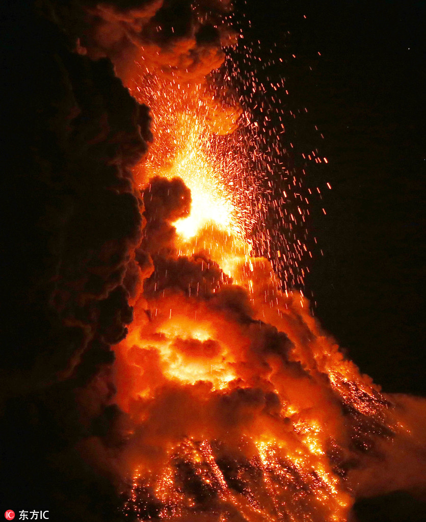 菲律宾马荣火山持续喷发 岩浆喷射场面震撼【3】