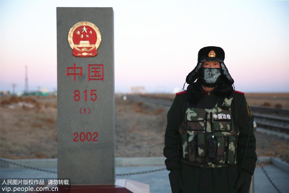 內蒙古開啟“冰凍周” 邊防哨兵-30℃界碑站崗【2】