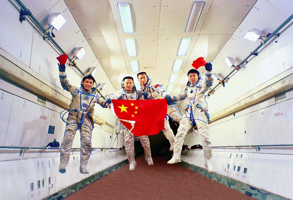 1999年07月26日 航天員潘佔春 費俊龍 翟志剛 劉旺在俄羅斯進行失重飛機訓練。（王校鋼攝）