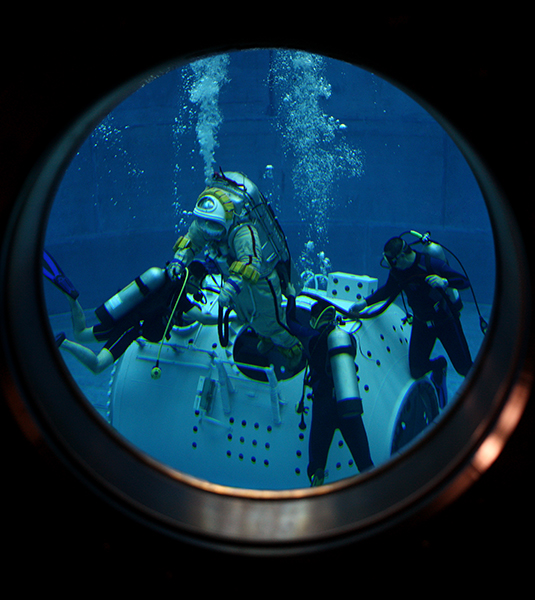 2007年10月，航天員在模擬失重水槽進行水下出艙訓練。（朱九通攝）