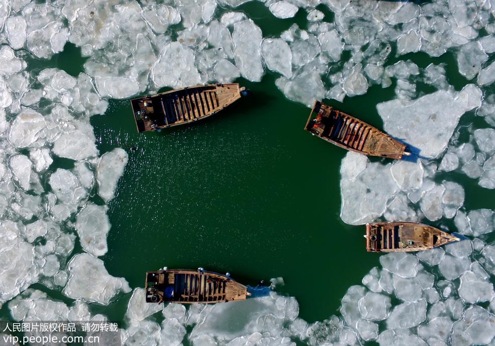 遼寧大連：海冰范圍擴大 漁船“冰封”海面【2】