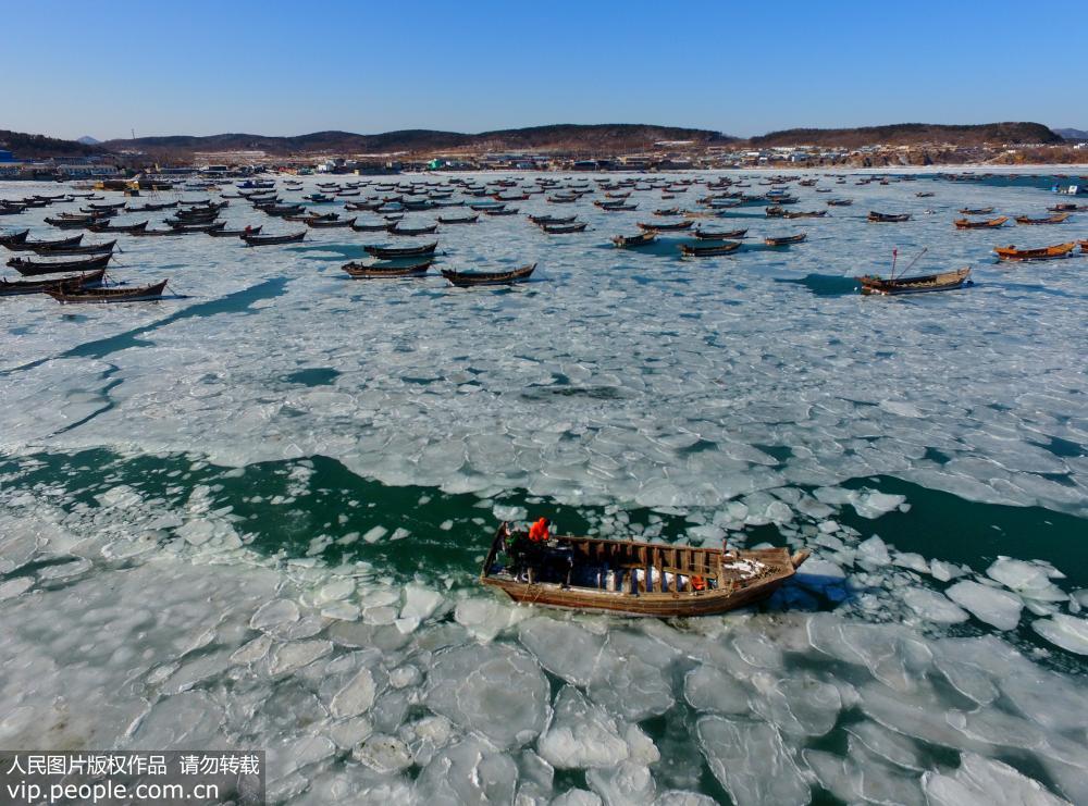 遼寧大連：海冰范圍擴大 漁船“冰封”海面【3】