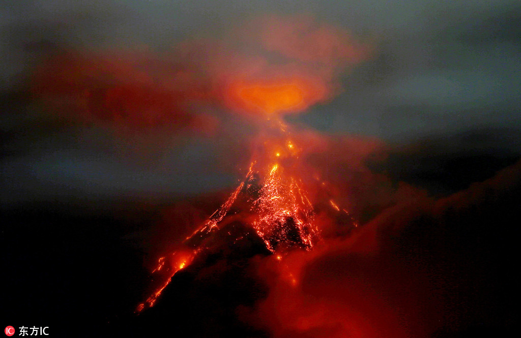 菲律賓馬榮火山持續噴發 岩漿翻涌現場成“火海” 