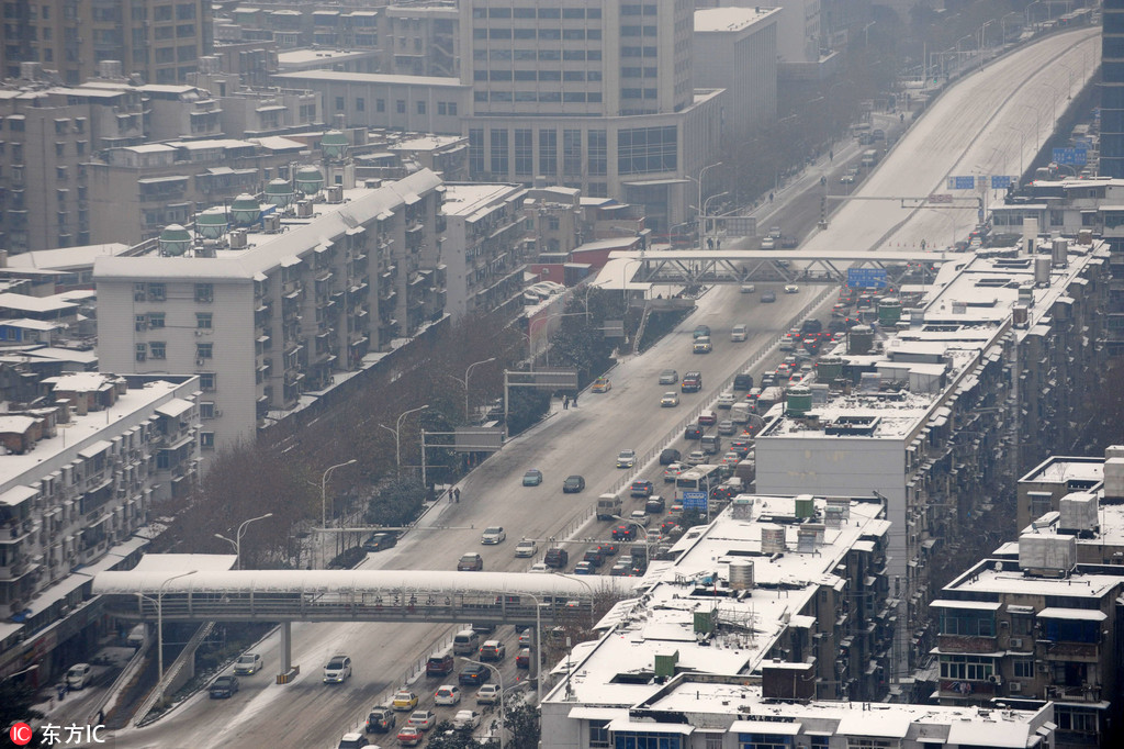 1月27日，武漢解放大道香港路立交橋因冰雪封閉，途徑車輛行駛緩慢。